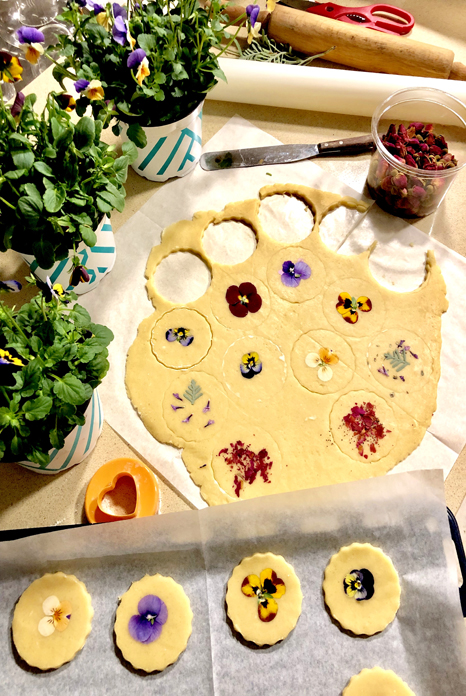 עוגיות, פסטה ופרחים אכילים