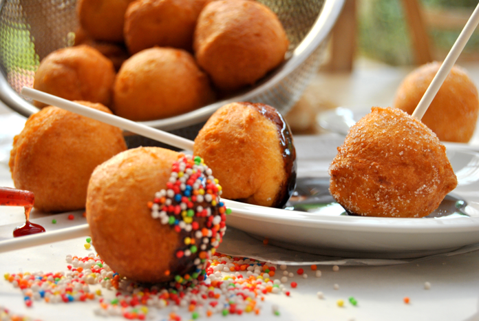 מיני סופגניות טבולות בשוקולד מיני סופגניות טבולות בשוקולד