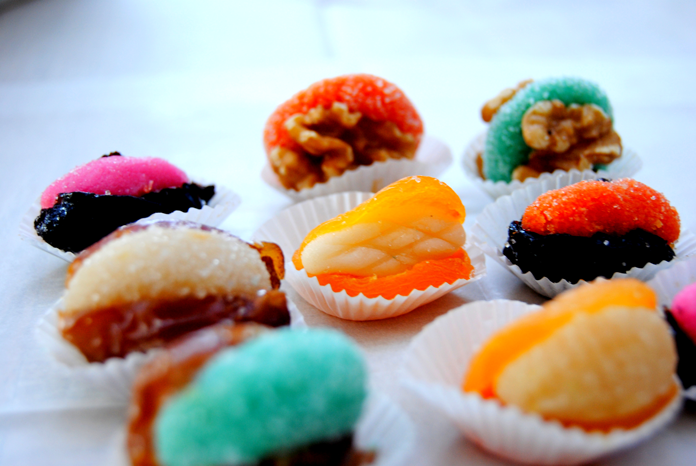 פירות מיובשים ממולאים במרציפן