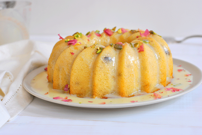 עוגת פיסטוק בחושה בניחוח ורדים וג'ינג'ר