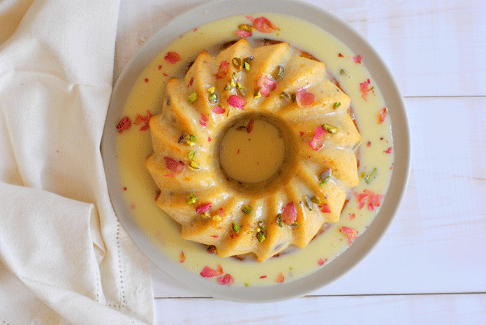 עוגת פיסטוק בחושה בניחוח ורדים וג'ינג'ר